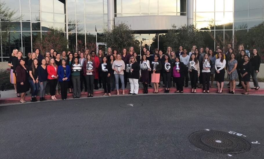 Group photo of # Be That Girl mentors and mentees 